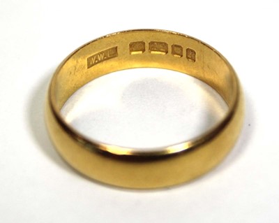 Lot 648 - A 22ct yellow gold wedding band, band w. 5 mm,...