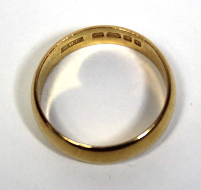 Lot 648 - A 22ct yellow gold wedding band, band w. 5 mm,...