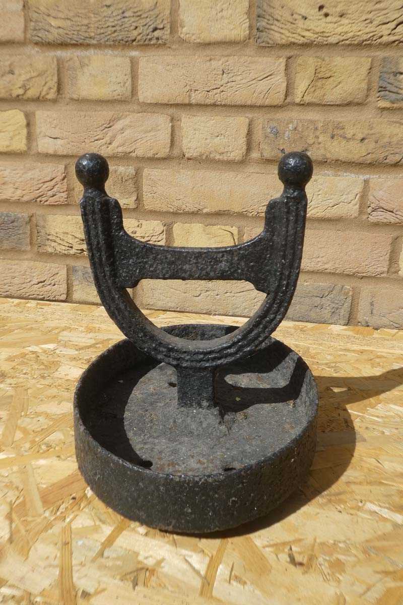 Lot A cast iron horse shoe shaped boot scrapper