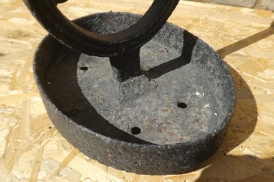 Lot A cast iron horse shoe shaped boot scrapper