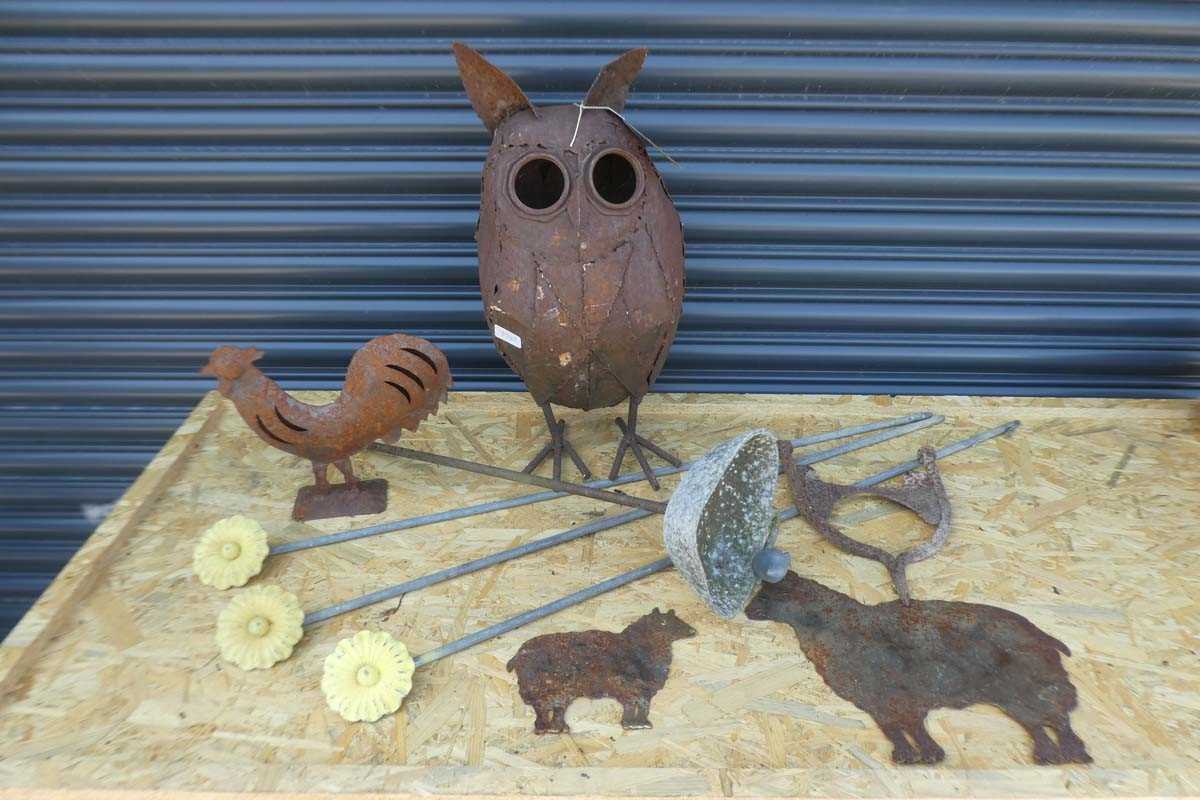 Lot Assortment of mixed metal garden-ware to...