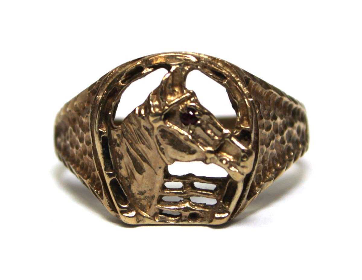 Lot 689 - A 9ct yellow gold ring modelled as a horses...