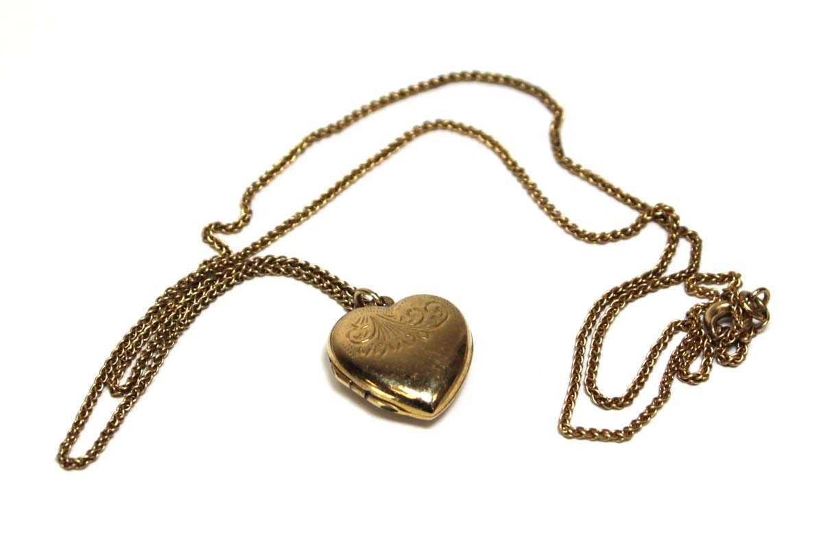 Lot 697 - A 9ct yellow gold finelink necklace suspending...