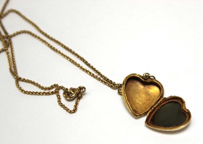 Lot 697 - A 9ct yellow gold finelink necklace suspending...