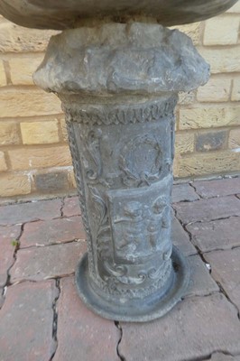 Lot Decorative free-standing Cast Iron bird bath...
