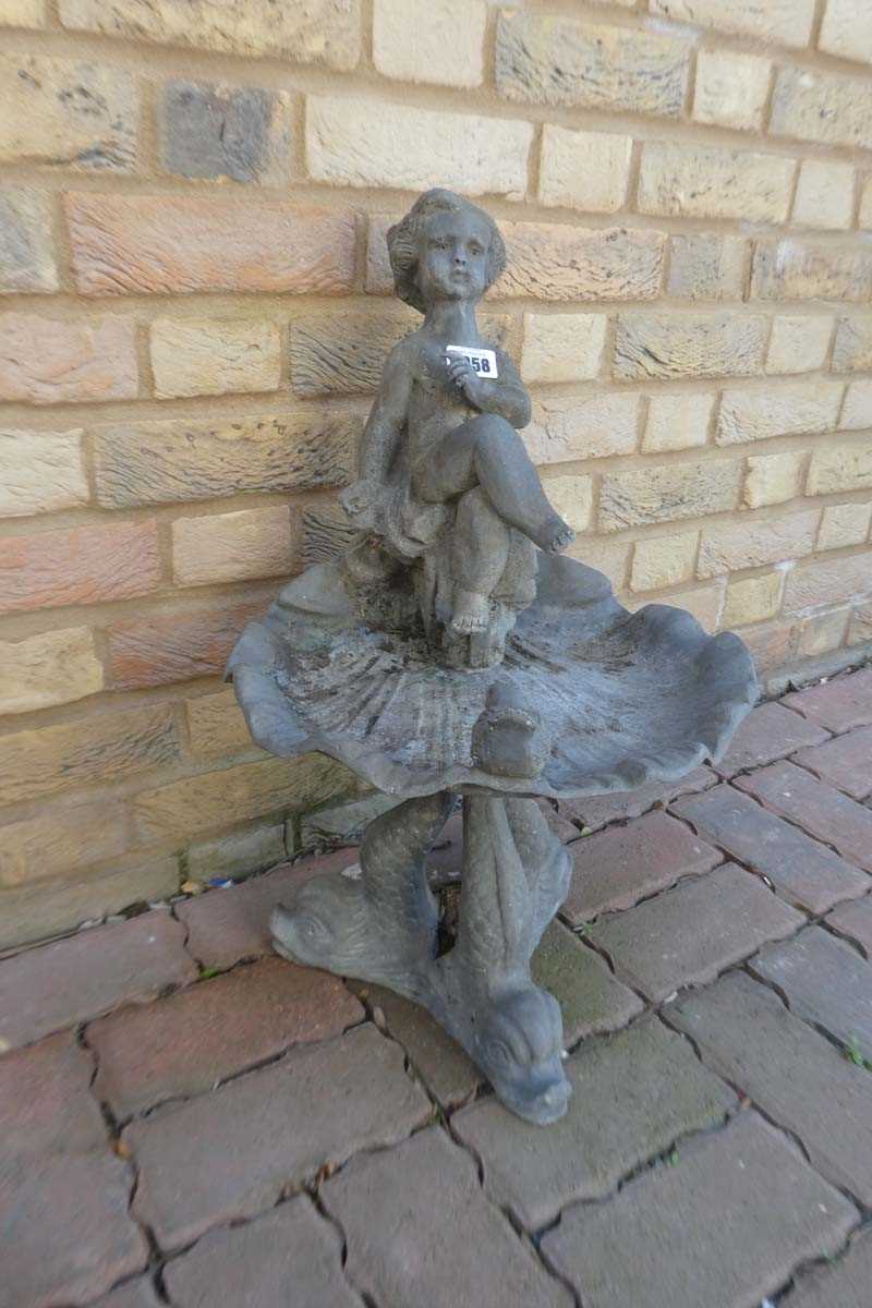 Lot Decorative Cast free-standing Bird Bath with...