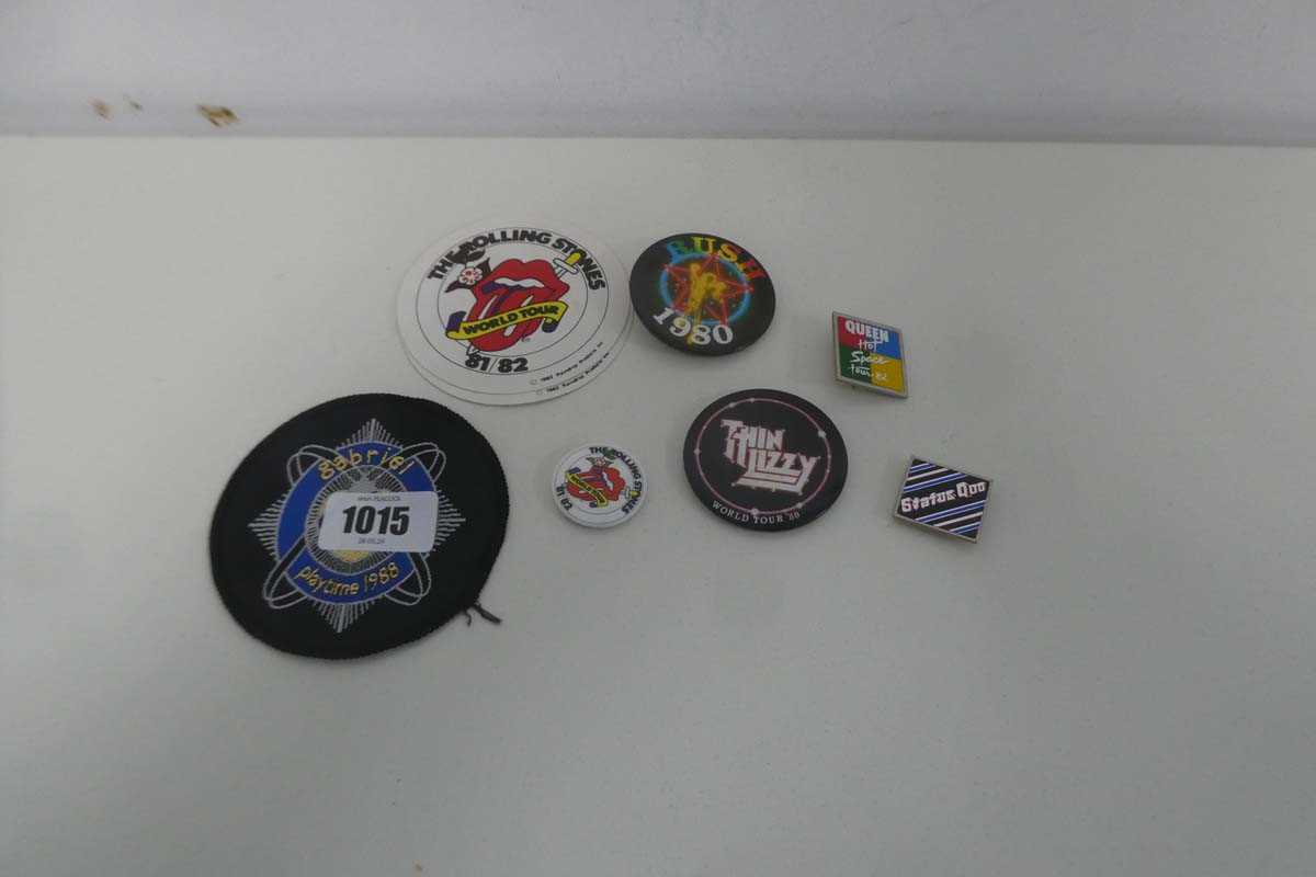 Lot 1015 - Small collection of badges incl. Status Quo,...
