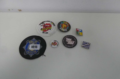 Lot 1015 - Small collection of badges incl. Status Quo,...