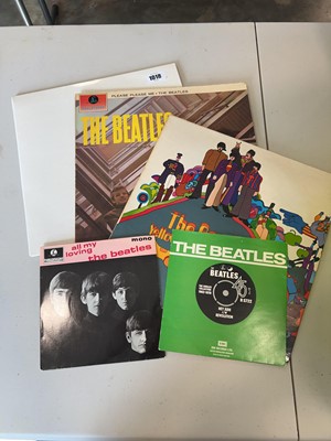 Lot 1018 - Collection of Beatles albums and singles to...