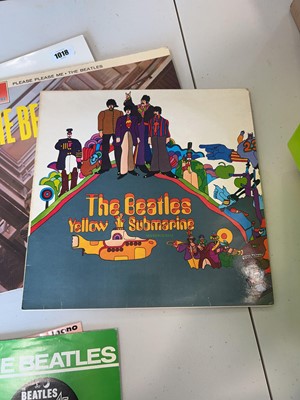 Lot 1018 - Collection of Beatles albums and singles to...