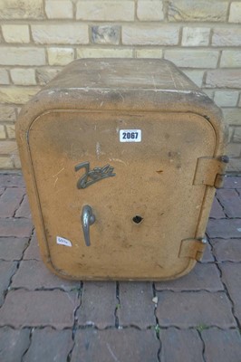 Lot Joli 1960's/1970's style safe (no key0