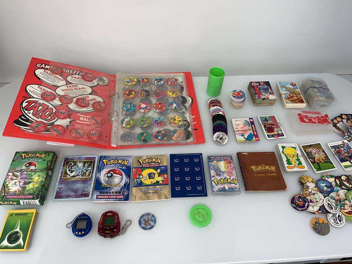 Lot 1435 - Tin containing an assortment of vintage...