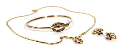 Lot 705 - An 18ct yellow gold pendant necklace set small...