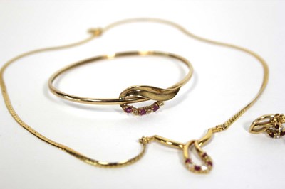 Lot 705 - An 18ct yellow gold pendant necklace set small...