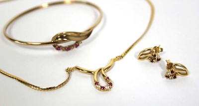 Lot 705 - An 18ct yellow gold pendant necklace set small...