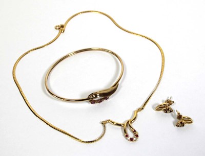 Lot 705 - An 18ct yellow gold pendant necklace set small...