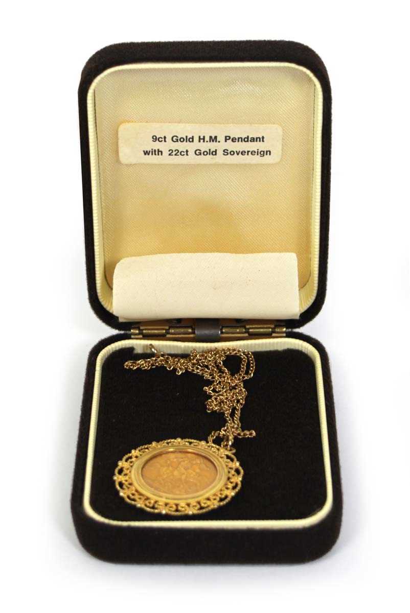 Lot 421 - A 9ct yellow gold pendant necklace set...