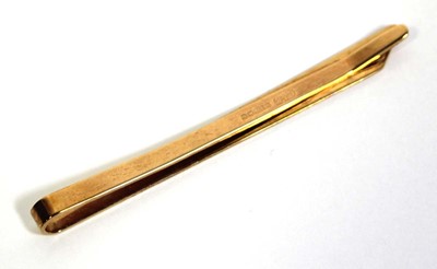 Lot 707 - A 9ct yellow gold engine turned tie clip,...