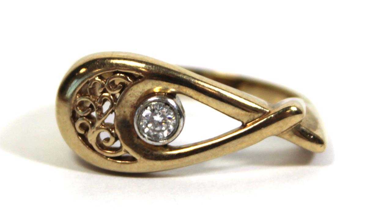 Lot 714 - A 9ct yellow gold ring set diamond in an...