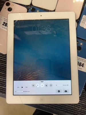 Lot 2066 - iPad 16GB A1395 White (cracked screen)