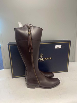 Lot 1601 - Fairfax & Favor UK9 sporting fit mahogany...