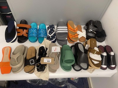 Lot 1613 - 18x Pairs of sandals in various styles to...