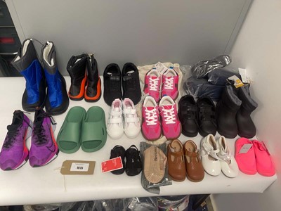 Lot 1615 - 15x Pairs of children's shoes in various...