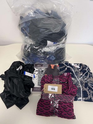 Lot 1976 - Mixed lot of ladies loungewear/pyjamas to...