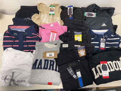 Lot 1982 - Approx. 16 branded items of clothing to...