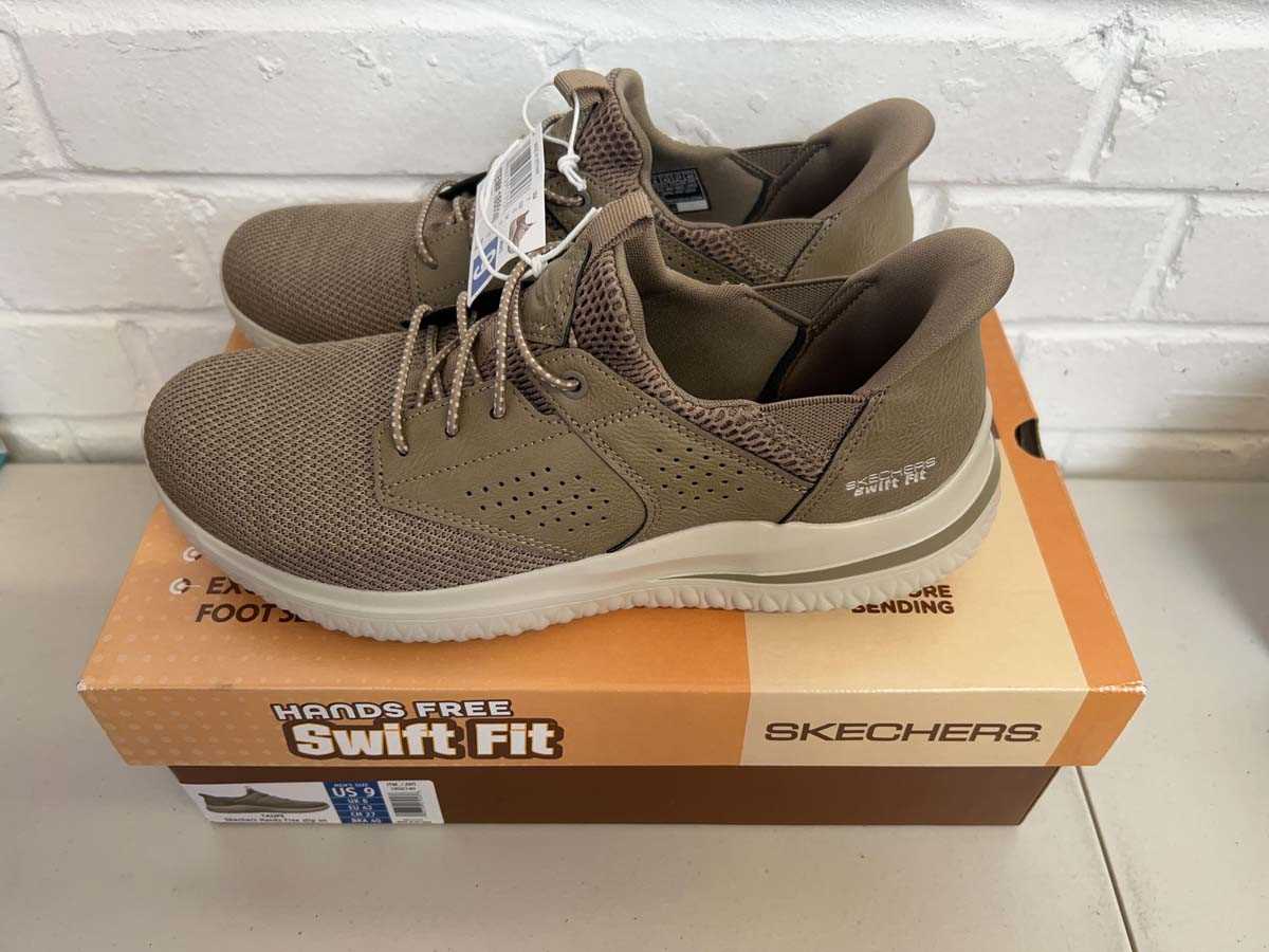 Lot Skechers hands free swift fit trainers in...