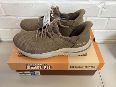 Lot Skechers hands free swift fit trainers in...