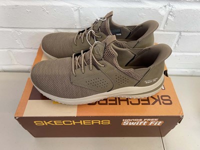 Lot Skechers hands free swift fit trainers in...