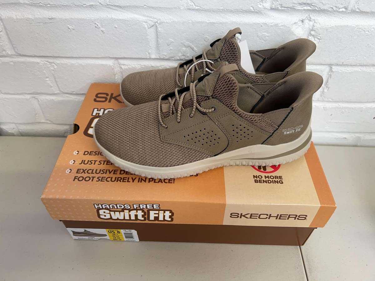 Lot Skechers hands free swift fit trainers in...