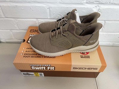 Lot Skechers hands free swift fit trainers in...