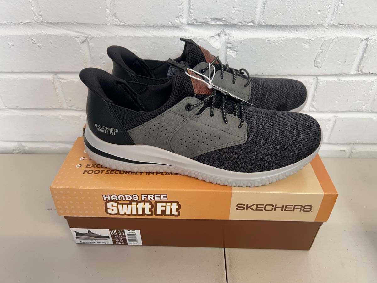 Lot Skechers hands free swift fit trainers in...