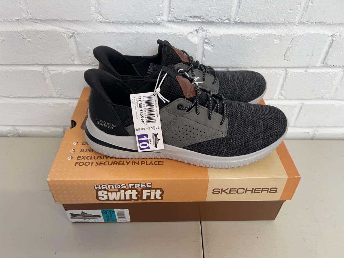 Lot Skechers hands free swift fit trainers in...