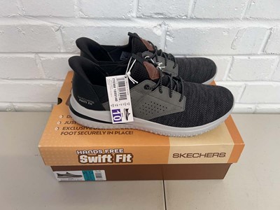 Lot Skechers hands free swift fit trainers in...