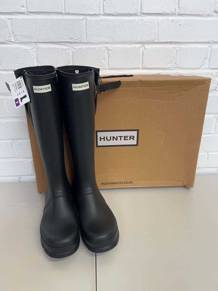 Lot Boxed pair of Hunter cascade side wellies size...