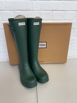 Lot Boxed pair of Hunter cascade side wellies size...