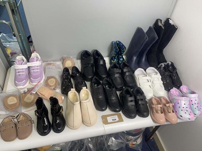 Lot 1634 - 22x Pairs of children's shoes in various...