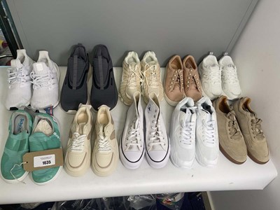 Lot 1635 - 10x Pairs of trainers in various styles to...