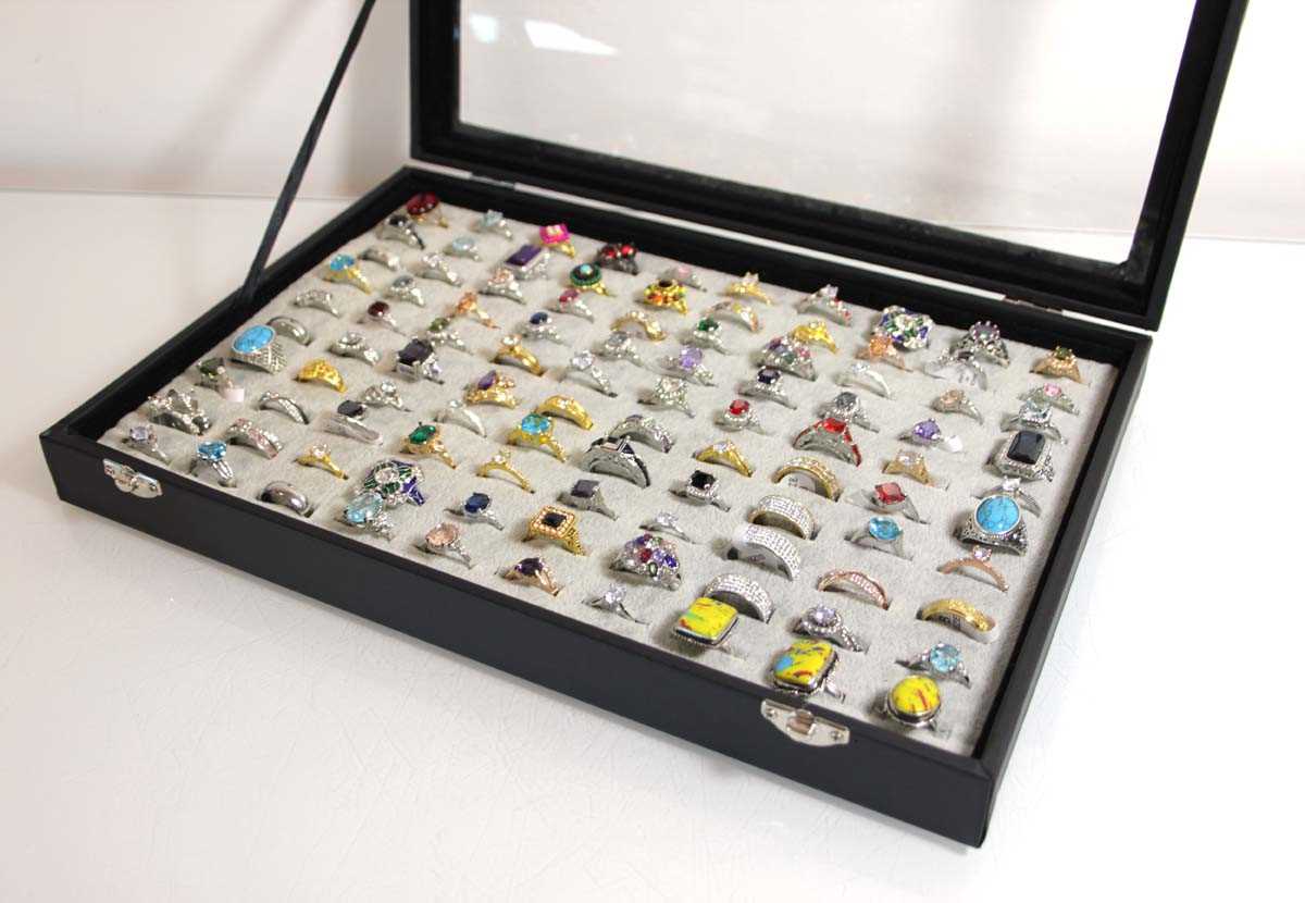 Lot 723 - A tray containing approximately one hundred...