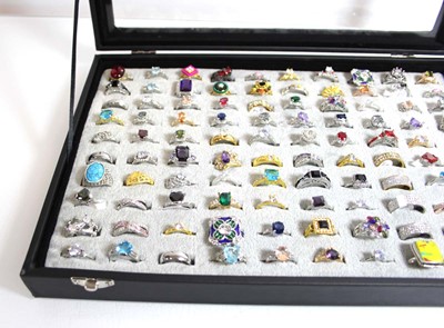 Lot 723 - A tray containing approximately one hundred...