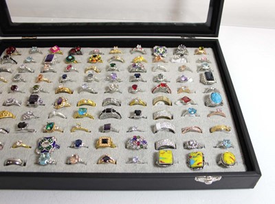 Lot 723 - A tray containing approximately one hundred...