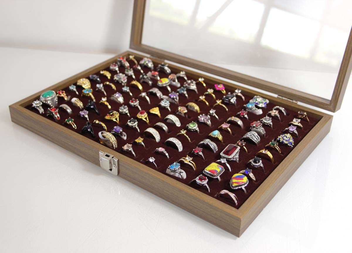 Lot 724 - A tray containing approximately one hundred...