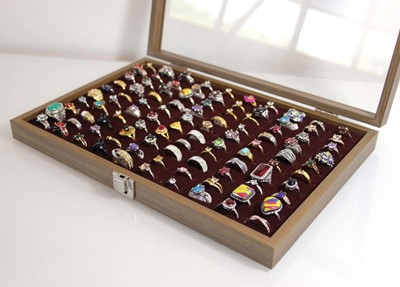 Lot 724 - A tray containing approximately one hundred...