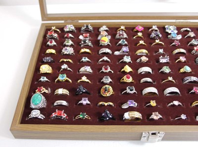 Lot 724 - A tray containing approximately one hundred...