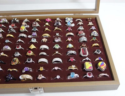 Lot 724 - A tray containing approximately one hundred...