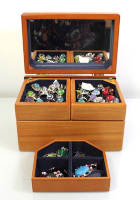 Lot 725 - An oak jewellery case containing thirty-one...