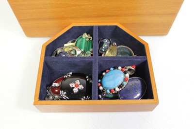 Lot 725 - An oak jewellery case containing thirty-one...